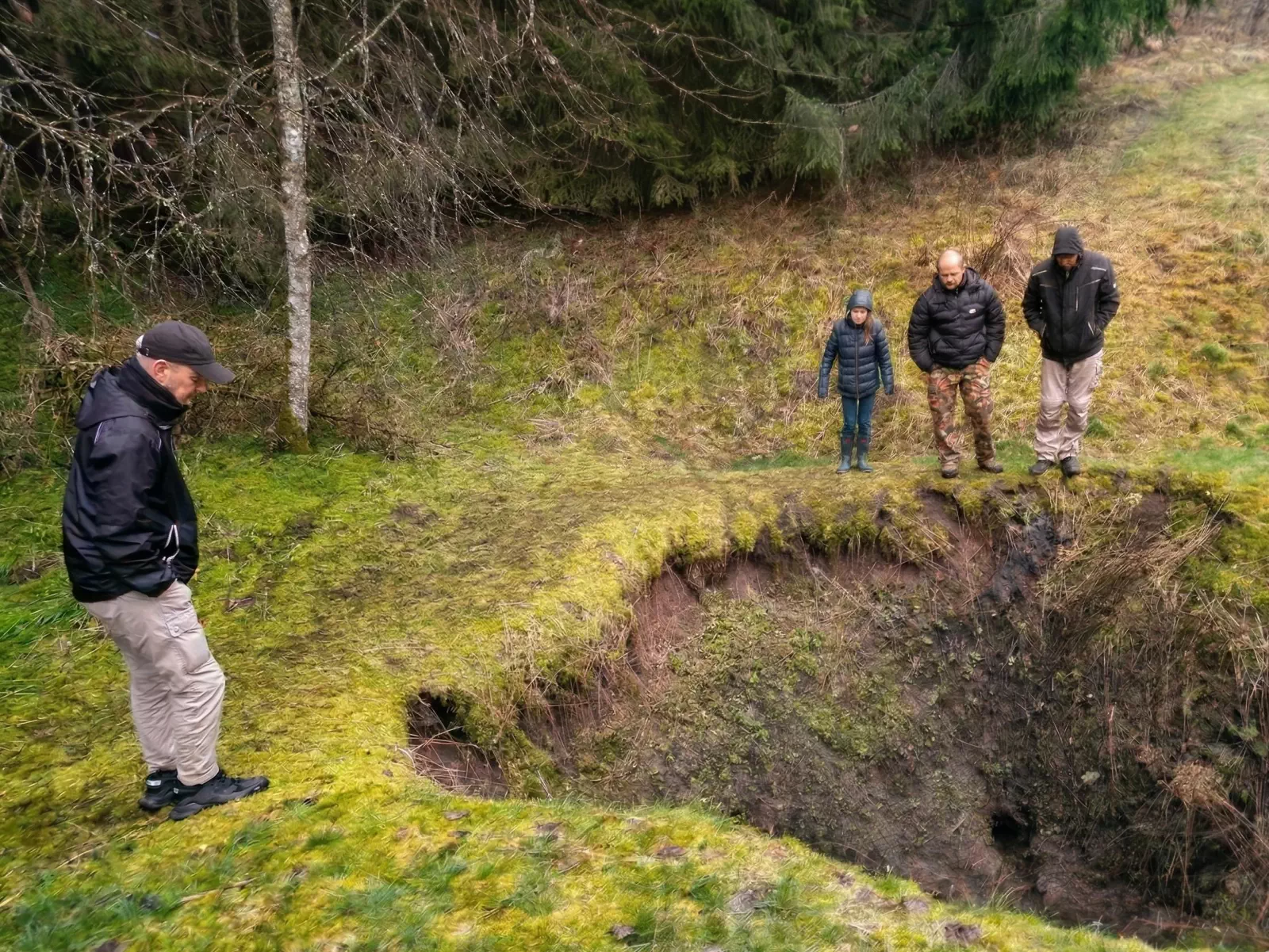 Gemeinsame Team Exploration an einer Karst Doline