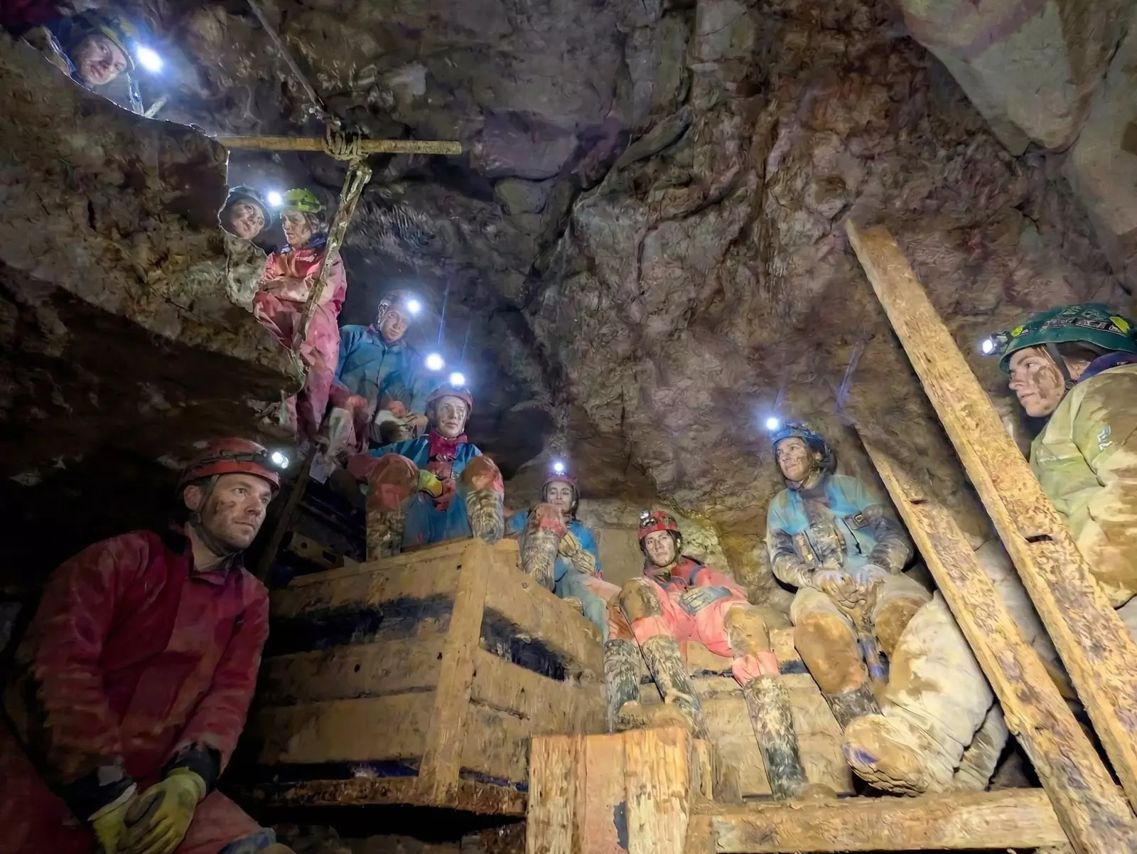 Forschungsgruppe in der Blätterteighöhle