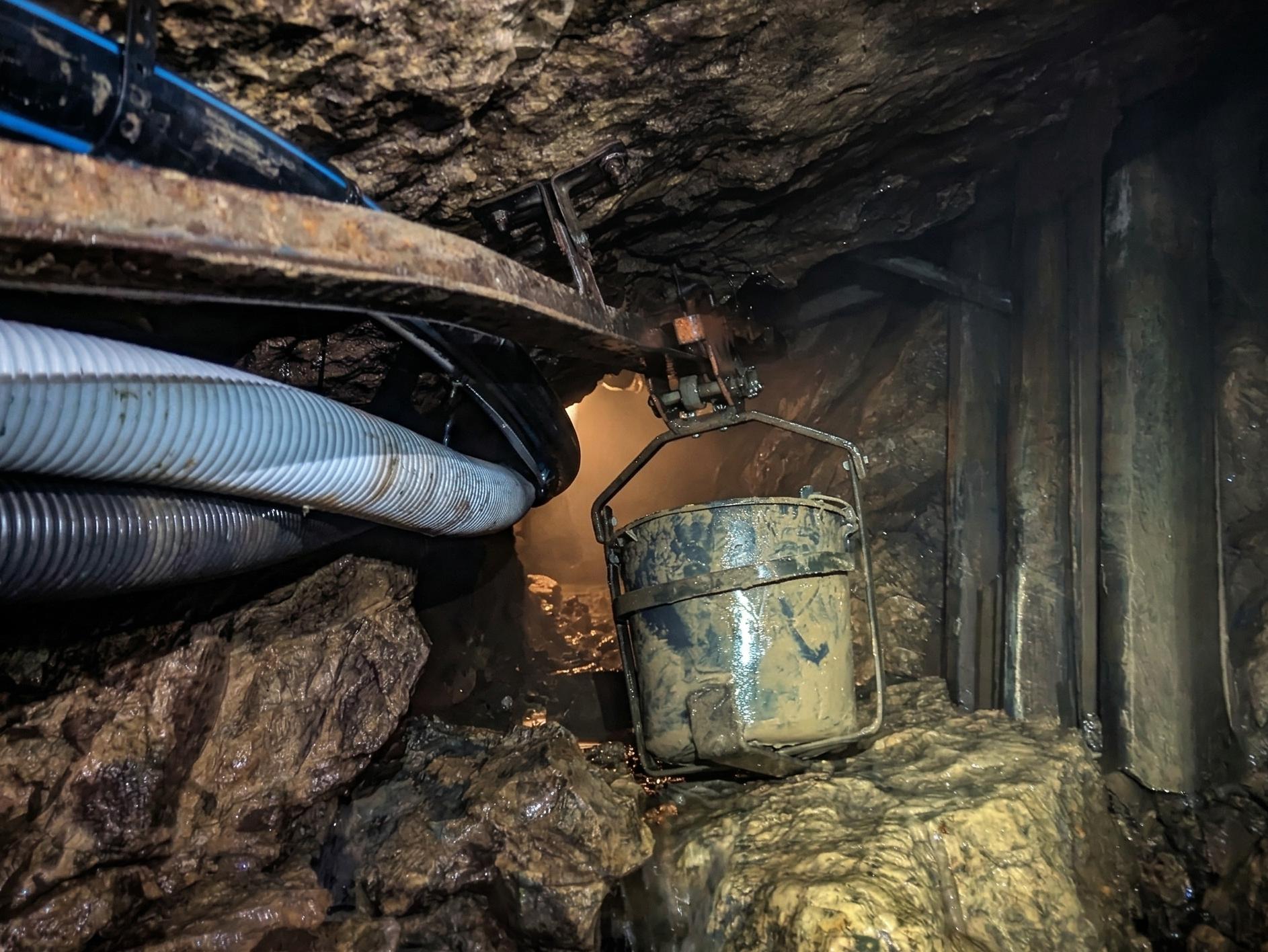 Eimerbahn für Lehm unter Tage bei einer Grabung