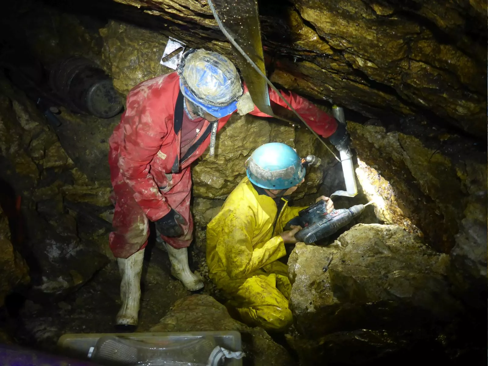 Gemeinsamer körperlicher Einsatz bei der Höhlengrabung