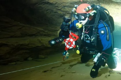 Höhlentaucher im Einsatz mit Seilrolle
