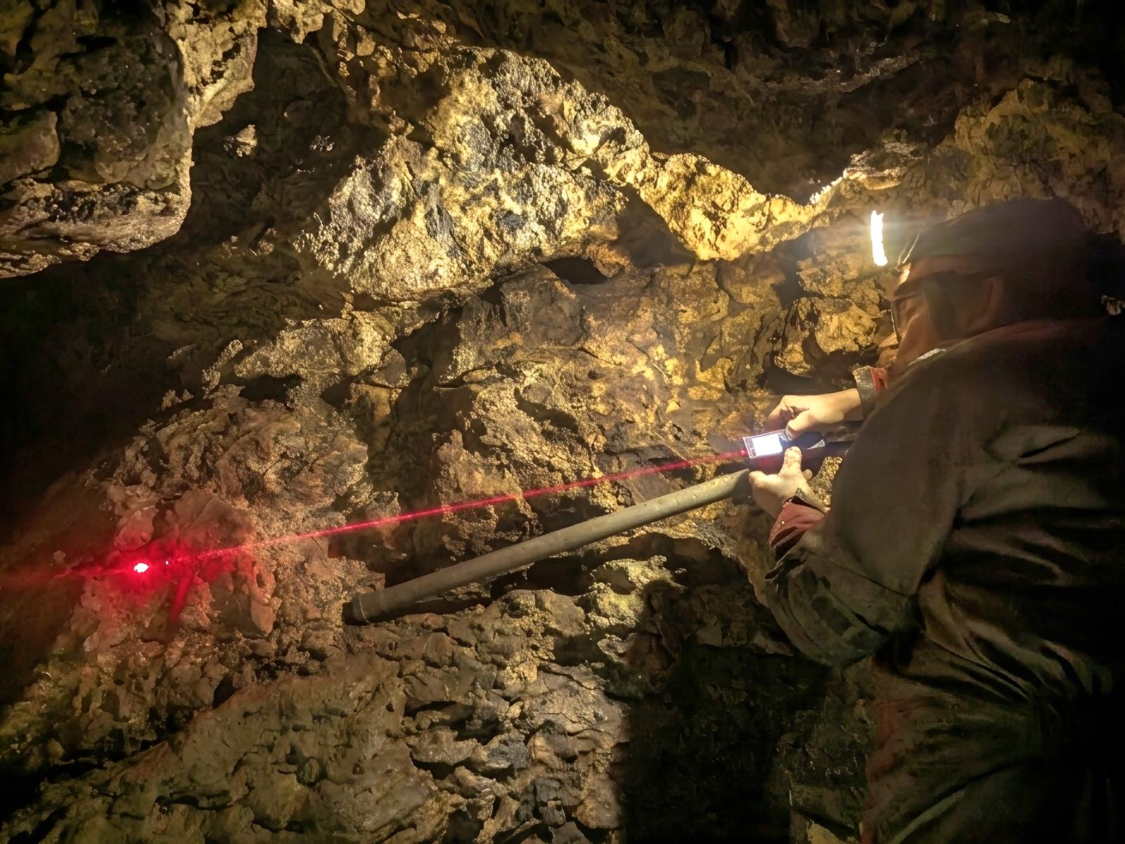 Vermessungsarbeiten im neu entdeckten Höhlenteil